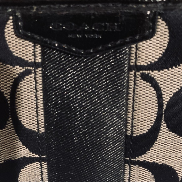 🔥💥HOST PICK💥🔥Authentic Coach black/ white signature wristlet - Picture 2 of 4